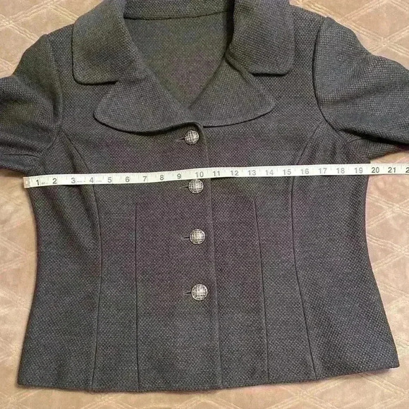 Woman’s Gray 2 Piece Sheath Style Dress Suit Unbranded in Size 10-12. - Picture 12 of 16